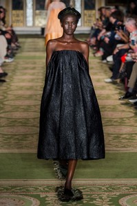 defile-simone-rocha-printemps-ete-2019-londres-look-41.thumb.jpg.ff1c977b9432ae7f66aa50c504fc5ed3.jpg