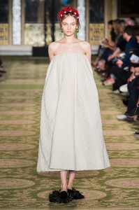 defile-simone-rocha-printemps-ete-2019-londres-look-43.thumb.jpg.3020ce56b30021a98225c671c5cae10b.jpg