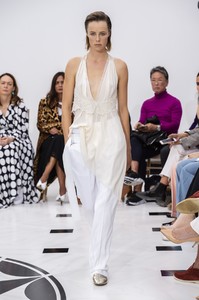 defile-victoria-beckham-printemps-ete-2019-londres-look-26.thumb.jpg.27fffcad4a0ede60299c153d59ea160c.jpg