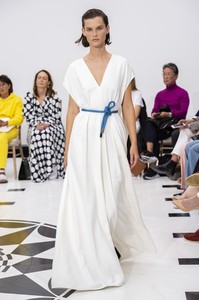 defile-victoria-beckham-printemps-ete-2019-londres-look-28.thumb.jpg.eb15c62be0bf52143802586e91243fd6.jpg