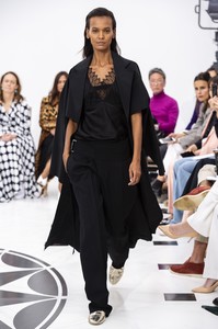 defile-victoria-beckham-printemps-ete-2019-londres-look-31.thumb.jpg.ba9497129f87f4c22807e14e8b269c49.jpg