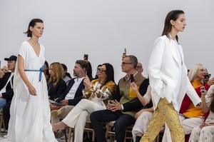 defile-victoria-beckham-printemps-ete-2019-londres-look-34.thumb.jpg.4f08c78d4f89f694d1d46984dd003b45.jpg