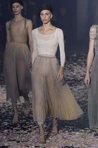dior-rtw-spring-2019-paris-fashion-week-pfw-081(1).thumb.jpg.3cf3205da754a836ed100b1a04cef623.jpg