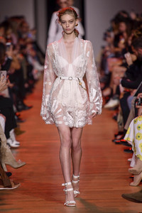 elie-saab-rtw-spring-2019-paris-fashion-week2264(1).thumb.jpg.ad580a9bf073c5974f579fc63baaf168.jpg