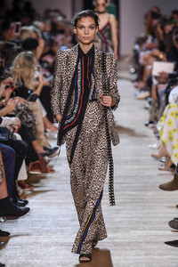 elie-saab-rtw-spring-2019-paris-fashion-week2293(1).thumb.jpg.69f7b7a96472a300f4de736e38df716c.jpg
