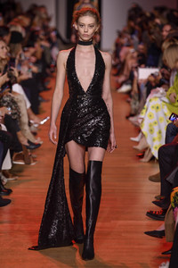 elie-saab-rtw-spring-2019-paris-fashion-week2302(1).thumb.jpg.f898af5d04c45ab69e124658af2c1455.jpg