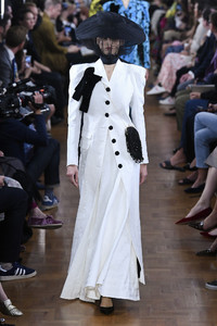 erdem-rtw-spring-2019-london-fashion-week-12(1).thumb.jpg.931cc83a60be5813a8bd4b0d9326d5bb.jpg