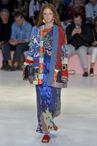 etro-2019-milan-fashion-week-collection0041(1).thumb.jpg.11cc3a7d36da2ba37db429fab7ba2542.jpg