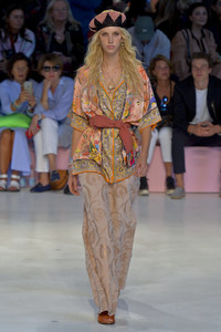 etro-2019-milan-fashion-week-collection0261(1).thumb.jpg.fad4bfc3f47b119e188c3fcb64e3b1cc.jpg