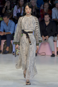 etro-2019-milan-fashion-week-collection054(1).thumb.jpg.0e634c3e104bd304141b0cd7a7d1b9d3.jpg