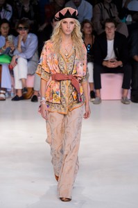 etro-rs19-1570.thumb.jpg.296cd736a34807bd864139f1e9b8a81f.jpg