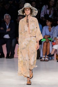 etro-rs19-1899.thumb.jpg.591f2664a00bcb885d60a829db9fa7d4.jpg