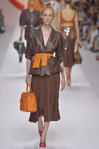 fendi-12(1).thumb.jpg.6e2feea04b80d8bd4e1425cfd0603e2f.jpg