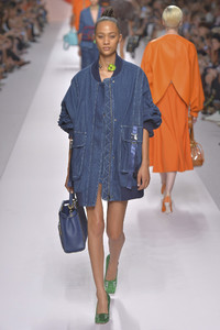fendi-15(1).thumb.jpg.19b8042f6f9184f6835333b5f668f30a.jpg