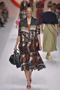 fendi-38(1).thumb.jpg.81e5341cbb6e541a6ef698e401e6bc19.jpg