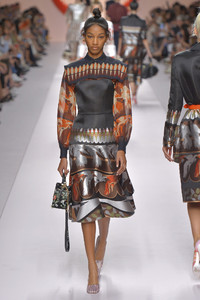 fendi-40(1).thumb.jpg.1cbded33bb4f54e6fb15aaf41a9f19fa.jpg