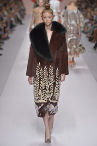 fendi-43(1).thumb.jpg.f4ea43532fefcebffca73c794f7845e1.jpg