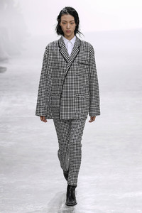 haider-ackermann-rtw-spring-2019-paris-fashion-week1952(1).thumb.jpg.1b92a2ba676450aa19a6ae1d262ab6f6.jpg