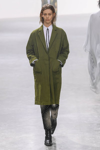 haider-ackermann-rtw-spring-2019-paris-fashion-week1971(1).thumb.jpg.6bec9b10ec8c040bdc2447cfa6e2a5b6.jpg
