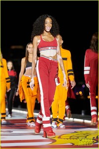 hailey-baldwin-tommynow-show-shanghai-14.jpg