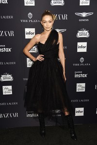 hbz-bazaar-icons-2018-gigi-hadid-1536378800.jpg