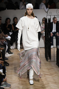 j-w-anderson-rtw-spring-2019-london-fashion-week-041(1).thumb.jpg.3d2901f21ee38eaab08bdde18b65f609.jpg