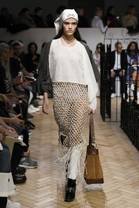 j-w-anderson-rtw-spring-2019-london-fashion-week-061(1).thumb.jpg.11781fe4d3c15f8e9265b7b4c7f8c470.jpg