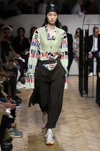 j-w-anderson-rtw-spring-2019-london-fashion-week-161(1).thumb.jpg.0620eae826d323da02b5f59fa602405e.jpg