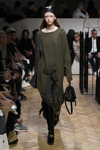 j-w-anderson-rtw-spring-2019-london-fashion-week-291(1).thumb.jpg.98e4795452a48278ebb40b4354143108.jpg
