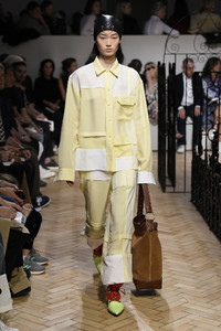 j-w-anderson-rtw-spring-2019-london-fashion-week-48(1).thumb.jpg.56b7cd7366bc0df5d25c055fc2f268fd.jpg