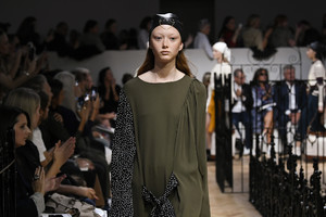 j-w-anderson-rtw-spring-2019-london-fashion-week-56(1).thumb.jpg.8d9c08b4d14697d211a6de5f6ef6234c.jpg