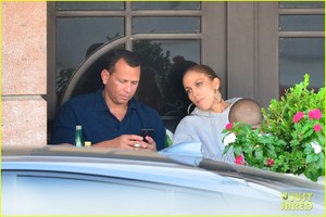 jennifer-lopez-alex-rodriguez-rodeo-drive-06.jpg