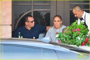 jennifer-lopez-alex-rodriguez-rodeo-drive-07.jpg