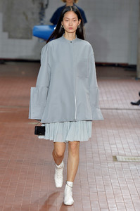 jil-sander-rtw-spring-2019-milan-fashion-week-ffw-005(1).thumb.jpg.2f32948b7f6f895cc9df961e70c3bc26.jpg