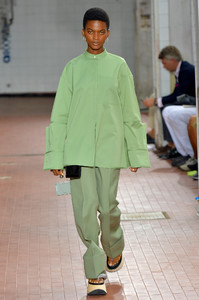 jil-sander-rtw-spring-2019-milan-fashion-week-ffw-008(1).thumb.jpg.11baa91ff2fc173ab44d2e50368b6354.jpg