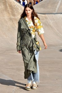 john-elliott-rtw-s19-272(1).thumb.jpg.7290d7c4169a98baff367fe0c36e1a0e.jpg