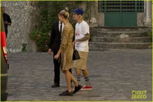 justin-bieber-and-hailey-baldwin-step-out-in-milan-during-fashion-week-01.thumb.jpg.d3ed4dee90c731d5a6a19b486d7afaff.jpg