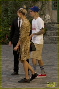 justin-bieber-and-hailey-baldwin-step-out-in-milan-during-fashion-week-05.jpg