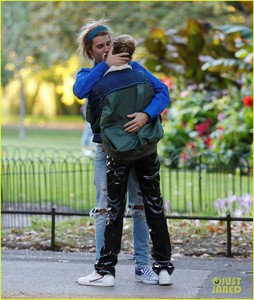 justin-bieber-hailey-baldwin-pack-on-pda-in-london-01.jpg