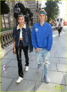 justin-bieber-hailey-baldwin-pack-on-pda-in-london-03.jpg