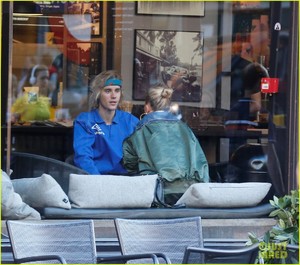 justin-bieber-hailey-baldwin-pack-on-pda-in-london-14.jpg