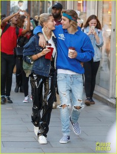 justin-bieber-hailey-baldwin-pack-on-pda-in-london-16.jpg