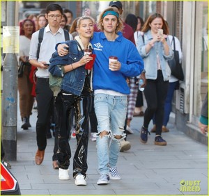 justin-bieber-hailey-baldwin-pack-on-pda-in-london-18.jpg