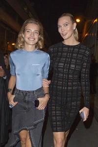 karlie-kloss-and-natalia-vodianova-night-out-in-paris-09-27-2018-3.thumb.jpg.74a9e11eea6fe594c22b41fb315496f5.jpg