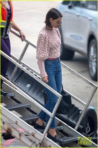 katie-holmes-arrives-in-georgia-where-jamie-foxx-is-filming-just-mercy-01.jpg