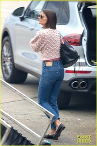 katie-holmes-arrives-in-georgia-where-jamie-foxx-is-filming-just-mercy-04.jpg