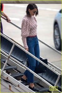 katie-holmes-arrives-in-georgia-where-jamie-foxx-is-filming-just-mercy-06.jpg