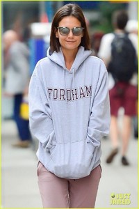 katie-holmes-comfy-running-errands-01.thumb.jpg.4ca903a30f2c4ccc230e3f9c204b9349.jpg