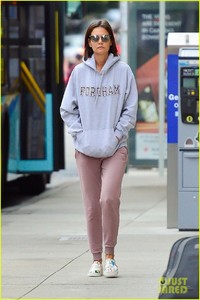 katie-holmes-comfy-running-errands-02.thumb.jpg.e20b50b0222276b8bf01937cc91dd338.jpg