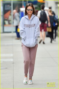 katie-holmes-comfy-running-errands-04.thumb.jpg.ab2990fa5aefa1b1195f9eba21582e2b.jpg